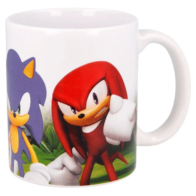 Weiße Tasse mit buntem Aufdruck zweier Comic-Videospiel-Charaktere im Grünen