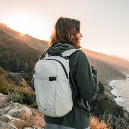 Matador ReFraction Packable Backpack (white)-Ultraleichter, faltbarer Tagesrucksack für Städtereisen (16 Liter) von Matador