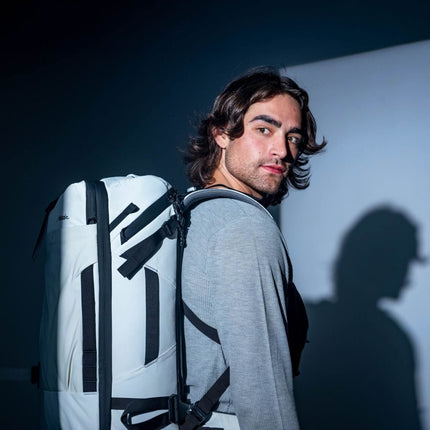 Matador GlobeRider35 Travel Backpack (white) - Handgepäckkonformer Rucksack für Weltreisen (35 liter) von Matador