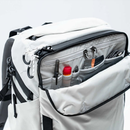 Matador GlobeRider35 Travel Backpack (white) - Handgepäckkonformer Rucksack für Weltreisen (35 liter) von Matador