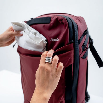 Matador GlobeRider35 Travel Backpack (garnet) - Handgepäckkonformer Rucksack für Weltreisen (35 liter) von Matador