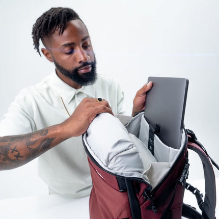 Matador GlobeRider35 Travel Backpack (garnet) - Handgepäckkonformer Rucksack für Weltreisen (35 liter) von Matador