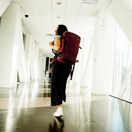 Matador GlobeRider35 Travel Backpack (garnet) - Handgepäckkonformer Rucksack für Weltreisen (35 liter) von Matador