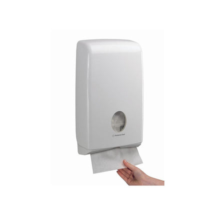Aquarius™ Slimfold™ Spender für gefaltete Handtücher - Weiß - 1 Dispenser | Karton (1 Spender)