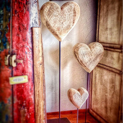 Thankgoods großes massives Deko-Holzherz aus massivem Pappelholz mit Stahlfuß in drei Größen