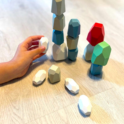 16 farbige Holz Stapelsteine - Kinder Balanciersteine für motorische Entwicklung