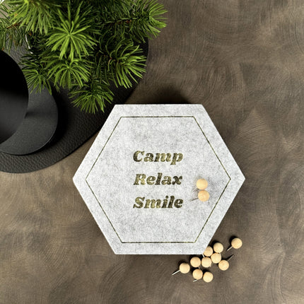 Filz-Pinnwand 4er-Set, selbstklebend – grau, modern – Notizbrett & Wand-Deko mit Camping-Design – “Camp, Relax, Smile” inkl. 12 Pins