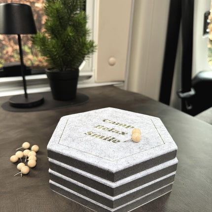 Filz-Pinnwand 4er-Set, selbstklebend – grau, modern – Notizbrett & Wand-Deko mit Camping-Design – “Camp, Relax, Smile” inkl. 12 Pins