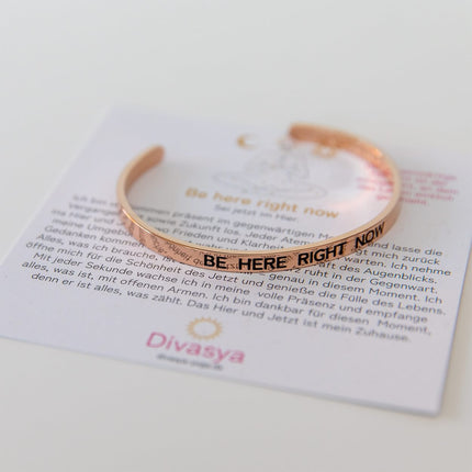Armreif mit Gravur | rosé vergoldet | Be here right now