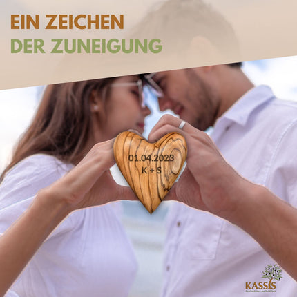 Personalisiertes Olivenholz Herz mit Gravur | Handschmeichler als liebevolles Geschenk für Hochzeit, Valentinstag & Jubiläum
