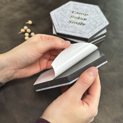 Filz-Pinnwand 4er-Set, selbstklebend – grau, modern – Notizbrett & Wand-Deko mit Camping-Design – “Camp, Relax, Smile” inkl. 12 Pins