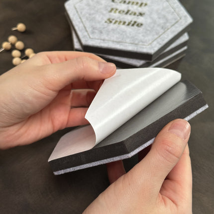 Filz-Pinnwand 4er-Set, selbstklebend – grau, modern – Notizbrett & Wand-Deko mit Camping-Design – “Camp, Relax, Smile” inkl. 12 Pins