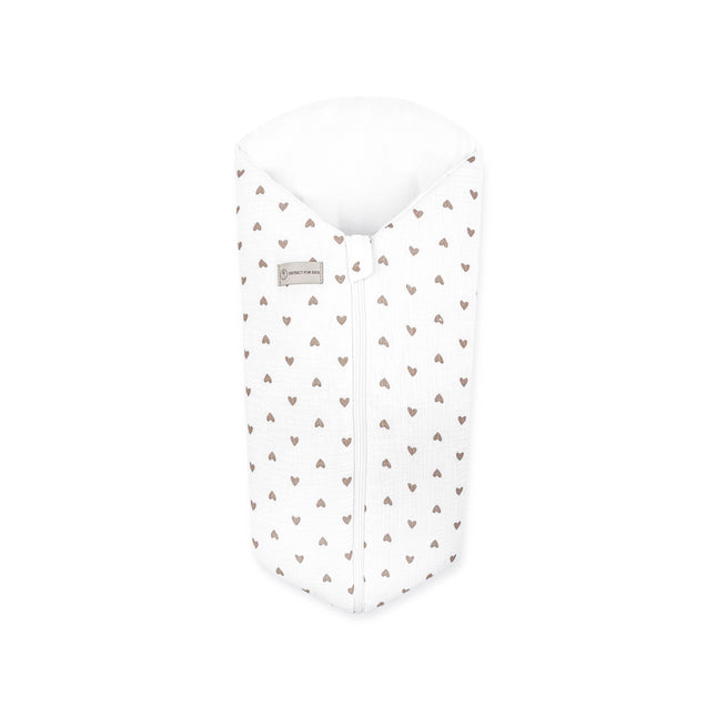 Pucksack Musselin Herzen braun mitwachsend – Ganzjahres Babyschlafsack