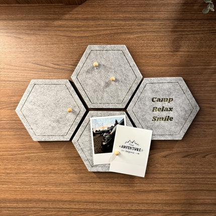 Filz-Pinnwand 4er-Set, selbstklebend – grau, modern – Notizbrett & Wand-Deko mit Camping-Design – “Camp, Relax, Smile” inkl. 12 Pins