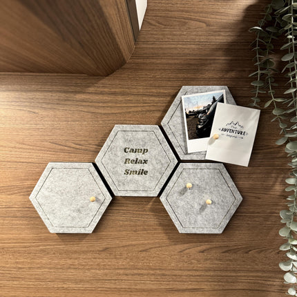 Filz-Pinnwand 4er-Set, selbstklebend – grau, modern – Notizbrett & Wand-Deko mit Camping-Design – “Camp, Relax, Smile” inkl. 12 Pins