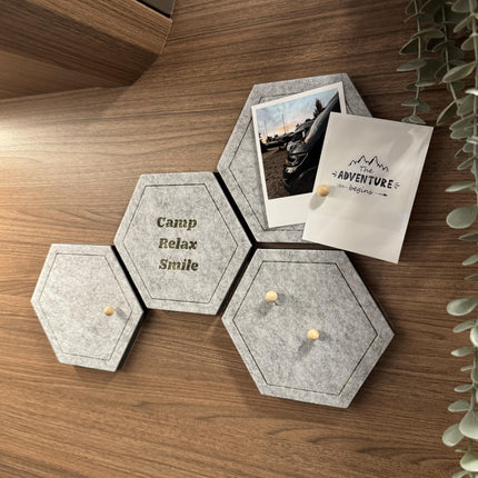 Filz-Pinnwand 4er-Set, selbstklebend – grau, modern – Notizbrett & Wand-Deko mit Camping-Design – “Camp, Relax, Smile” inkl. 12 Pins