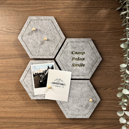 Filz-Pinnwand 4er-Set, selbstklebend – grau, modern – Notizbrett & Wand-Deko mit Camping-Design – “Camp, Relax, Smile” inkl. 12 Pins