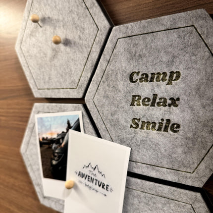 Filz-Pinnwand 4er-Set, selbstklebend – grau, modern – Notizbrett & Wand-Deko mit Camping-Design – “Camp, Relax, Smile” inkl. 12 Pins