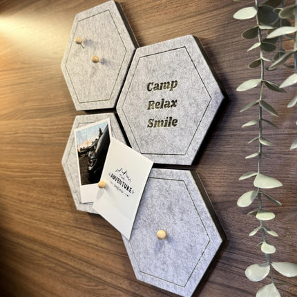 Filz-Pinnwand 4er-Set, selbstklebend – grau, modern – Notizbrett & Wand-Deko mit Camping-Design – “Camp, Relax, Smile” inkl. 12 Pins