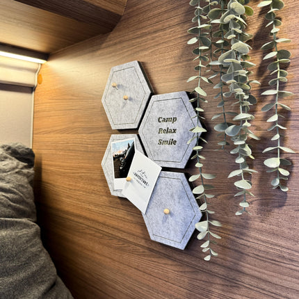 Filz-Pinnwand 4er-Set, selbstklebend – grau, modern – Notizbrett & Wand-Deko mit Camping-Design – “Camp, Relax, Smile” inkl. 12 Pins