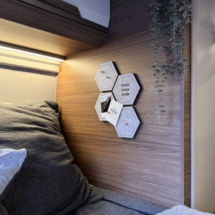 Filz-Pinnwand 4er-Set, selbstklebend – grau, modern – Notizbrett & Wand-Deko mit Camping-Design – “Camp, Relax, Smile” inkl. 12 Pins