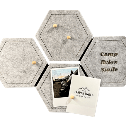 Filz-Pinnwand 4er-Set, selbstklebend – grau, modern – Notizbrett & Wand-Deko mit Camping-Design – “Camp, Relax, Smile” inkl. 12 Pins
