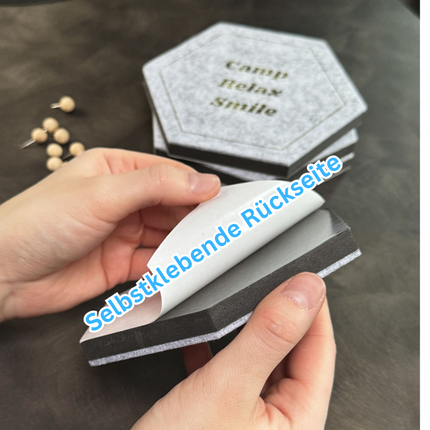 Filz-Pinnwand 4er-Set, selbstklebend – grau, modern – Notizbrett & Wand-Deko mit Camping-Design – “Camp, Relax, Smile” inkl. 12 Pins