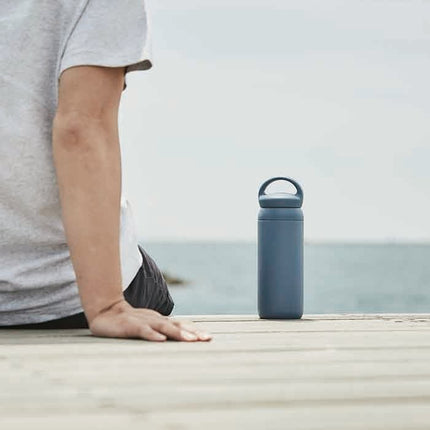 Kinto Day Off Travel Tumbler – 500 ml Vakuum-Isolierte Flasche