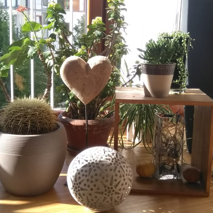 Thankgoods großes massives Deko-Holzherz aus massivem Pappelholz mit Stahlfuß in drei Größen