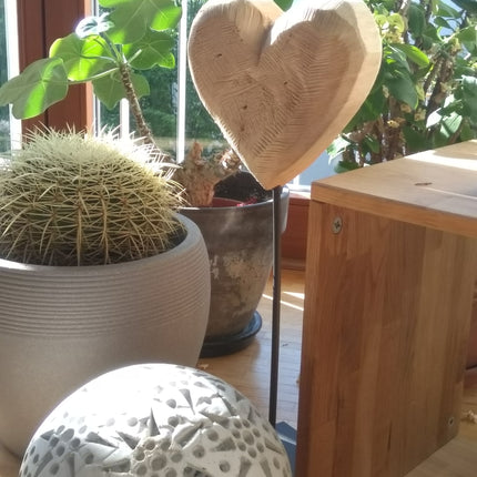 Thankgoods großes massives Deko-Holzherz aus massivem Pappelholz mit Stahlfuß in drei Größen