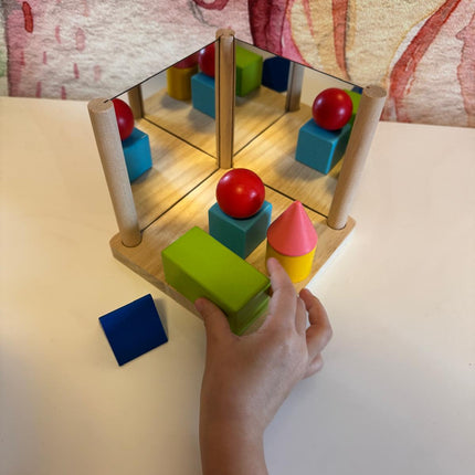 Kinder-Spiegel-Symmetrie-Spiel mit Holzbausteinen Geometrische Formen