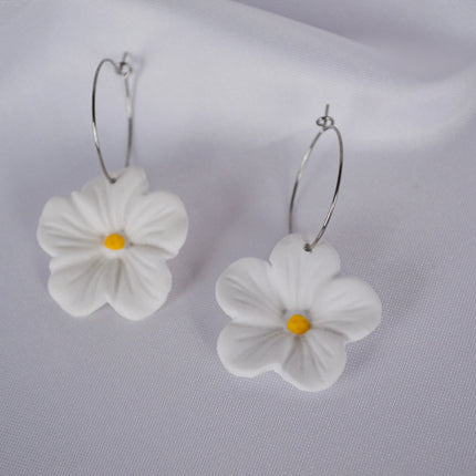 Creolen mit weißen Blumen Anhängern