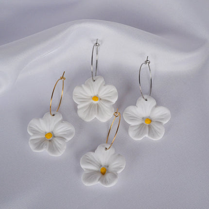 Creolen mit weißen Blumen Anhängern