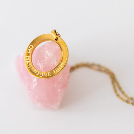 Halskette mit Anhänger | vergoldet | Mantra: Om Mani Padme Hum