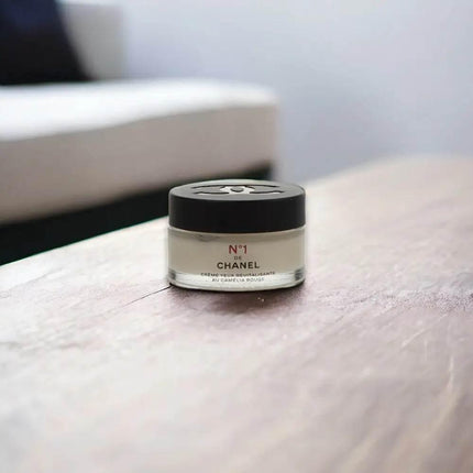 CHANEL N°1 de Chanel Red Camellia Revitalizing Eye Cream