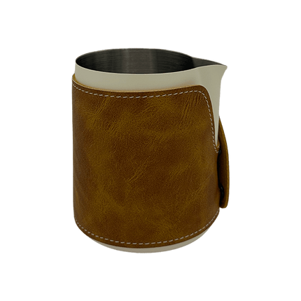 BaristaDelight henkellose Milchkanne mit Leder-Hülle