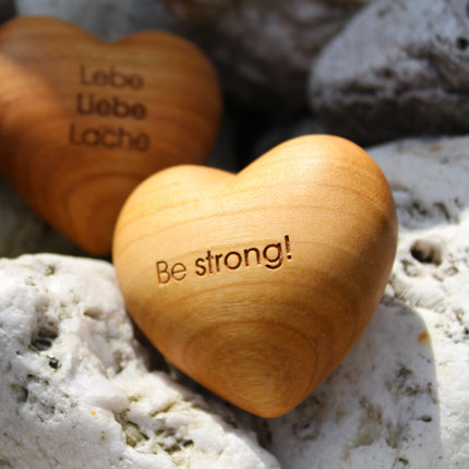 Thankgoods Handschmeichler Holzherz Be strong als Geschenkidee für Sie und Ihn!