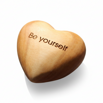 Thankgoods Handschmeichler Holzherz Be yourself als Geschenkidee.