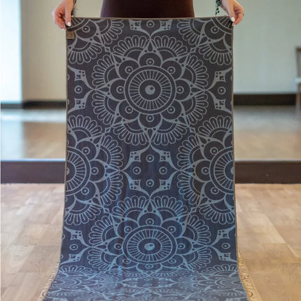 Yoga Handtuch rutschfest aus recycelter Mikrofaser & Silikon-Struktur auf der Unterseite