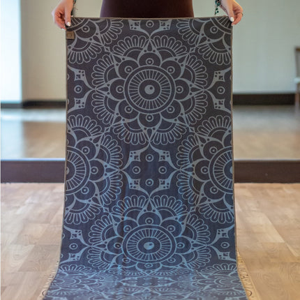 Yoga Handtuch rutschfest aus recycelter Mikrofaser & Silikon-Struktur auf der Unterseite