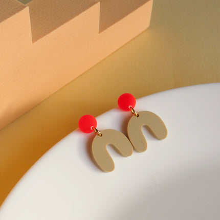 Kleine Arch Bogen Ohrringe in feuerrot beige