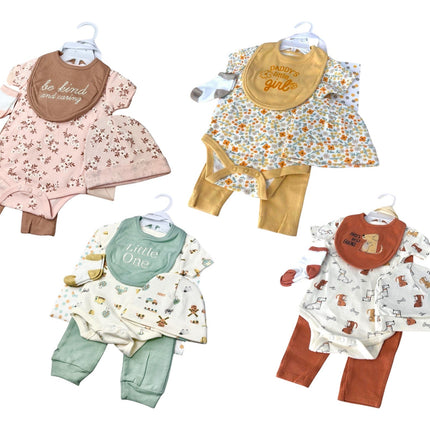 Baby Starter-Set » Geschenk Set aus Body, Hose, Lätzchen, Socken & Mütze » Geschenkidee für Babyparty » Baby Geschenk-Set für die Babyparty