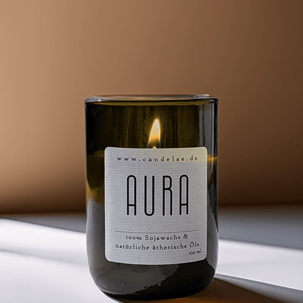 AURA Duftkerze – Lavendel, Bergamotte & Ylang Ylang | Candelae (Kerze aus alter Weinflasche) kaufen bei Linkreich – Jetzt entdecken!