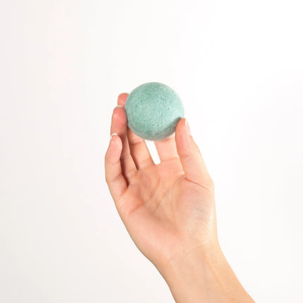 BUDDY. Hundespielzeug aus Schafwolle "Ball" - Mint