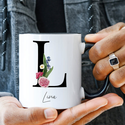 SEO. Bedruckte Tasse mit Personalisierung von Namen & Anfangsbuchstaben im Floral Design - Schwarz & Weiß Linkreich