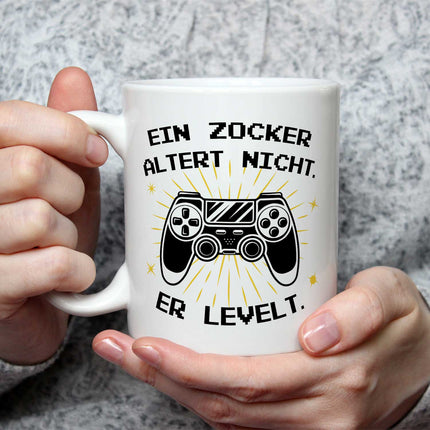 SEO. Bedruckte Tasse mit Spruch - Ein Zocker altert nicht er levelt - Weiß Linkreich