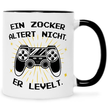 SEO. Bedruckte Tasse mit Spruch - Ein Zocker altert nicht er levelt - Schwarz & Weiß Linkreich