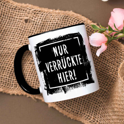 SEO. Bedruckte Tasse mit Spruch - "Nur Verrückte hier!" - Schwarz & Weiß Linkreich