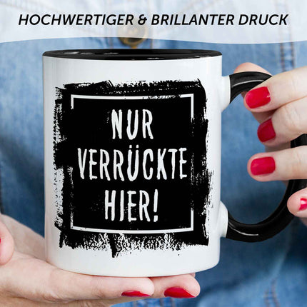 SEO. Bedruckte Tasse mit Spruch - "Nur Verrückte hier!" - Schwarz & Weiß Linkreich