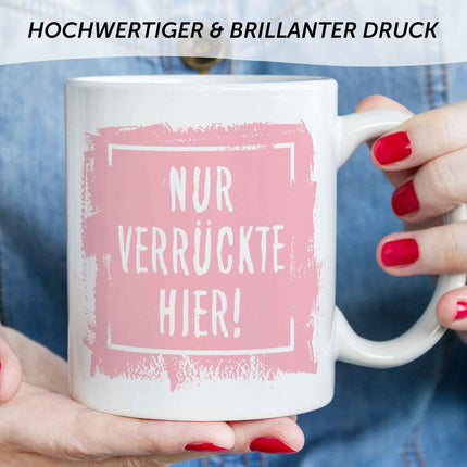 SEO. Bedruckte Tasse mit Spruch - "Nur Verrückte hier!" - Schwarz & Weiß Linkreich